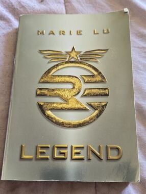 Scholastic Metallic Gold Emblem  Accent Book